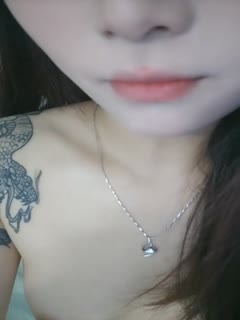 #直播_花臂满腿纹身美少女！_一双眉眼高颜值，全裸收费房，多毛骚逼掰开，小尺度展示身材 — 2025