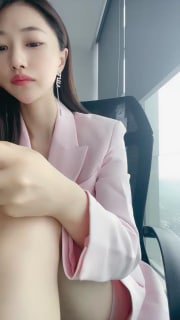 贵在真实！重庆某公司白领职员，公司LOGO都拍到，不怕老板发现吗？躲进公司厕所_1 — 2023